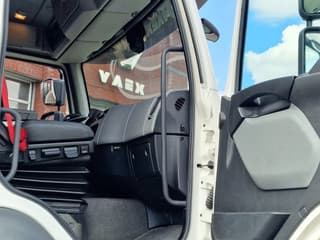Renault 250 4x2 Box with side doors - Zepro loadlift - Euro 6 - Low KM - Sleepercab - Image 27