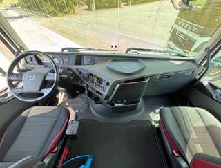 Volvo 500 6X2 GLOBETROTTER 2x TANKS ONLY 667.000 KM SUPER CONDITION NL TRUCK - Image 9