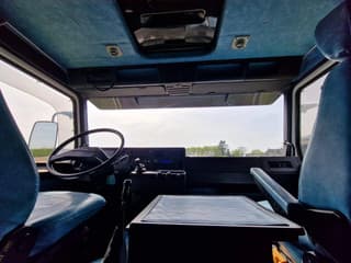 Scania 420 V8 - Old timer - Clean chassis/cab/interior - Dutch registration - Image 25