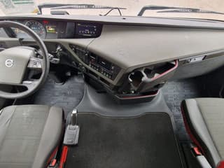 Volvo 13.460 Globetrotter 4x2 - PTO/Hydraulic - 2x tank - Fridge - Full spoiler - Image 11