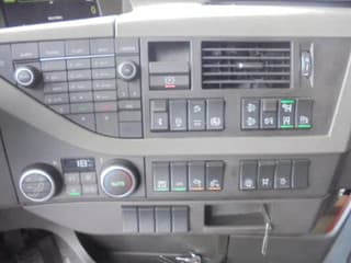 Volvo 420 6X2 NL TRUCK - Image 11