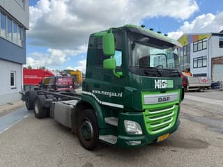 DAF CF 6X2 EURO 6 - ONLY 689.209 KM + STEERING AXLE - Image 2