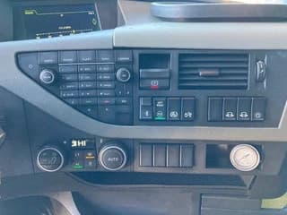 Volvo 16.750 8x4/4 - Image 13