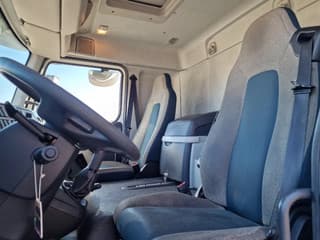 Volvo 4x2 Box truck, loading lift, 12T - Image 13