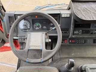 Renault 4x2 TRACTOR (MECHANICAL PUMP & INJECTORS / ZF MANUAL GEARBOX / REDUCTIONS AXLE) - Image 7