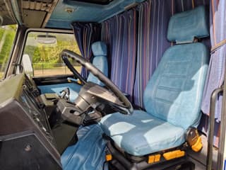 Scania 420 V8 - Old timer - Clean chassis/cab/interior - Dutch registration - Image 11