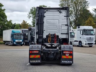 Volvo 13.460 Globetrotter 4x2 - PTO/Hydraulic - 2x tank - Fridge - Full spoiler - Image 6