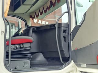 Volvo 13.540 Globetrotter 4x2 - Custom exterior - I parkcool - Navi - APK/TUV: 27-02-2026 - Image 22