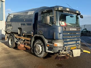 Scania P 2000 - P94-220 4X2 SWEEPER / VEEGMACHINE afbeelding 3