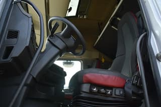 Volvo 420 Globe 4x2 - ADR FL - ONLY 670 TKM - PTO - AIRCO - DIFF. LOCK - GOOD CONDITION - - Image 4