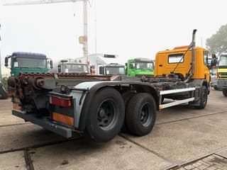 Scania P114-340 6x2 WITH MULTILIFT CONTAINERSYSTEM ONLY 80.500 KM!! ORIGINAL (10 TIRES / FULL STEEL SUSPENSION / 12 GEARS MANUAL GEARBOX / 9.000 KG. FRONT AXLE) - Image 3