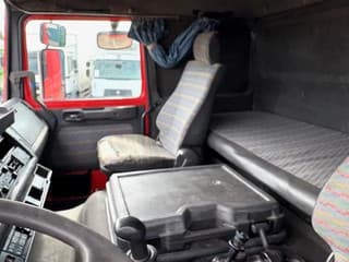 Renault 4x2 TRACTOR (MECHANICAL PUMP & INJECTORS / ZF MANUAL GEARBOX / REDUCTIONS AXLE) - Image 11