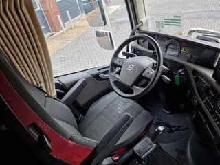 Volvo 13.540 Globetrotter 4x2 - Custom exterior - I parkcool - Navi - APK/TUV: 27-02-2026 - Image 13