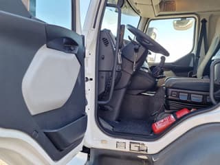 Volvo 4x2 Box truck, loading lift, 12T - Image 12