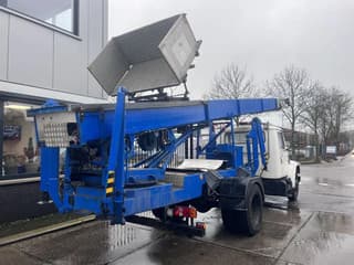 International 4x2 210HP + TEUPEN hyLIFT - Image 4