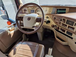 Volvo 13.540 Lowroof 6x2 - Show truck - Custom interior - Full air suspension - I parkcool - VEB+ - Image 11
