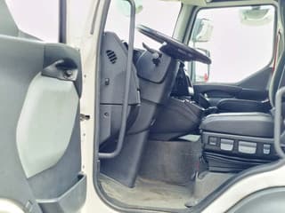 Renault 250 4x2 Box with side doors - Zepro loadlift - Euro 6 - Low KM - Sleepercab - Image 13