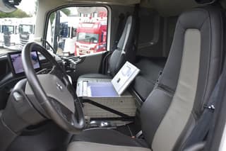 Volvo 500 Globe 8x2/4 - 147 TKM - PARK. AIRCO - 10 TONS FRONT AXLE - LEATHER SEATS - PTO - LED LIGHTS - TOP CONDITION - - Image 5