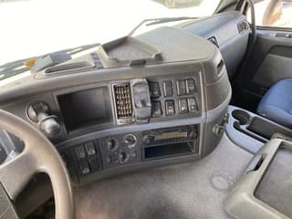 Volvo FM 6x4 / Hooklift and Tractor / Hub Reduction - Image 10