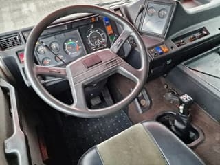 Volvo 500 Globetrotter 4x2 - Fully renovated - Volvo Demo colors - New paint - Perfect shape - Telma - Image 24