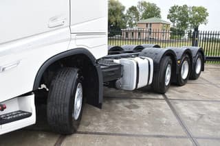 Volvo 500 Globe 8x2/4 - 147 TKM - PARK. AIRCO - 10 TONS FRONT AXLE - LEATHER SEATS - PTO - LED LIGHTS - TOP CONDITION - - Image 4