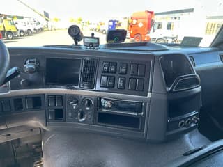 Volvo FM 8x4 / Euro 5 / steel suspension - Image 7