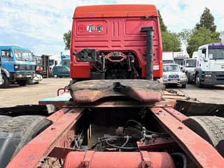 Renault 4x2 TRACTOR (MECHANICAL PUMP & INJECTORS / ZF MANUAL GEARBOX / REDUCTIONS AXLE) - Image 12