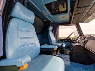 Scania 420 V8 - Old timer - Clean chassis/cab/interior - Dutch registration - Image 29