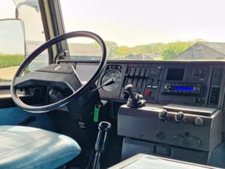 Scania 420 V8 - Old timer - Clean chassis/cab/interior - Dutch registration - Image 26
