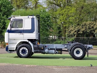 Scania 420 V8 - Old timer - Clean chassis/cab/interior - Dutch registration - Image 5