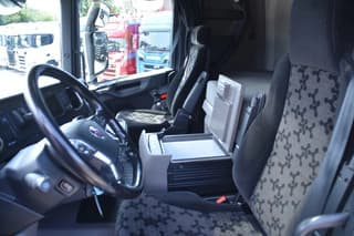 Scania R520 V8 NGS 4x2 - RETARDER - 523 TKM - PARK. AIRCO - ACC - NAVI - 2 x FUEL TANKS - LED LIGHTS - - Image 5