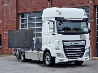 DAF 530 SuperSpaceCab 6x2*4 - Chassis 740 cm - Loadlift - Steering axle - Leather - - Image 1