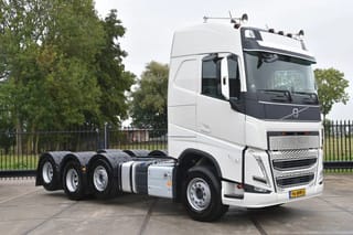 Volvo 500 Globe 8x2/4 - 147 TKM - PARK. AIRCO - 10 TONS FRONT AXLE - LEATHER SEATS - PTO - LED LIGHTS - TOP CONDITION - - Image 1